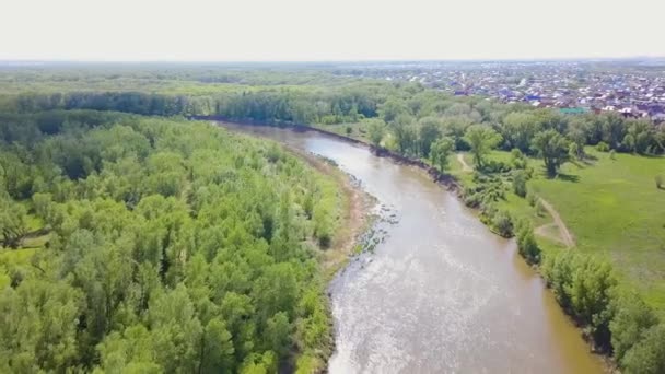 Kırsal kesimdeki nehir vadisi. Klip. Kırsal kesimde nehrin en iyi manzarası. Güzel yaz saati — Stok video
