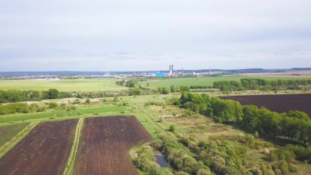 Top uitzicht op een enorme industriële fabriek. Clip. Bovenaanzicht van fabrieks sloppenwijken met metalen rompen en machines voor de productie van de cokes-industrie — Stockvideo