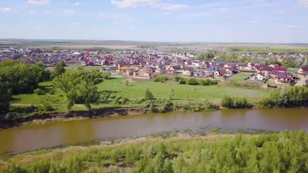 Älvdalen på landsbygden. Klipp. Toppen utsikt över floden på landsbygden. Vacker sommartid — Stockvideo