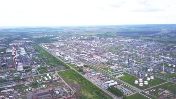 Pohled na obrovskou průmyslovou oblast. Klip. Průmyslová zóna skládající se z velkého počtu průmyslových obchodů a skladů — Stock video