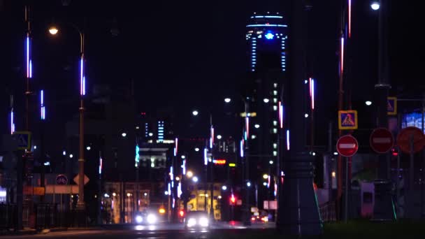 Vista sulla città di notte con luci. Filmati delle scorte. I sentieri luminosi sullo sfondo dell'edificio moderno — Video Stock