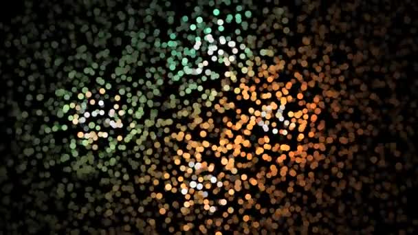 Αφηρημένη κίνηση των μικρών πολύχρωμων σωματιδίων που κινούνται χαοτικά στο μαύρο φόντο και αλλάζοντας ένα χρώμα. Κινούμενα σχέδια. Δυναμική πολύχρωμη κινούμενη εικόνα στο μαύρο φόντο — Αρχείο Βίντεο