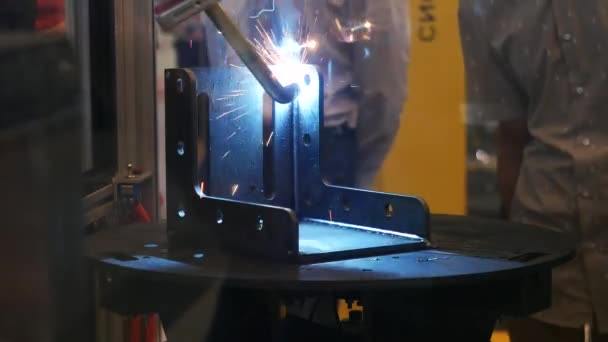 Visão de close-up do braço robótico automático que faz operações de soldagem de metal. Mídia. Coleção de robôs de trabalho diferente apresentada na exposição do fórum de robótica — Vídeo de Stock