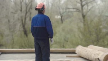 Özel bir ev inşa etme süreci. Klip. Özel evin yapımında bir kask ve üniforma builder