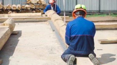 Ahşap bir evin inşaatına başlamak. Klip. Yeni bir çerçeve ev, şantiye inşaatı için temel ahşap çerçeve