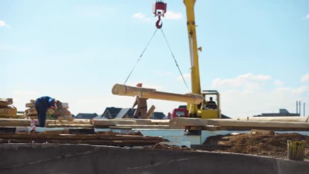 Die Arbeit auf der Baustelle verschwimmt im Hintergrund. Clip. Zwei Bauarbeiter mit Helm auf der Baustelle — Stockvideo