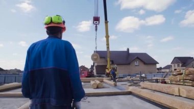 Şantiyede inşaat mühendisi çalışmalarını denetler. Klip. Şantiyede kasklı inşaatçı