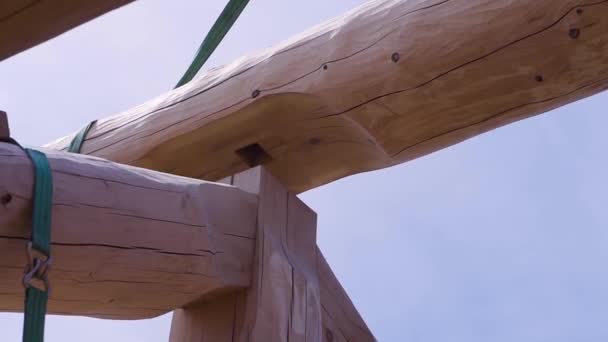 Construcción de techos de madera. Clip. Instalación de vigas de madera en la construcción del sistema de armadura de techo de la casa — Vídeo de stock