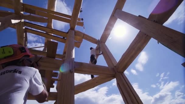 엔지니어 모니터링 건설 현장. 클립. 엔지니어에 의한 건물 검사. 헬멧의 포먼은 집의 건설을 모니터링 — 비디오