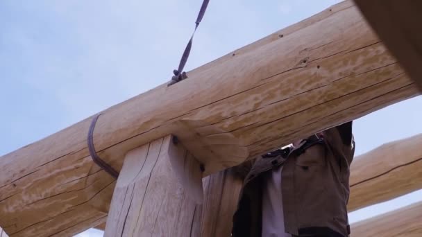 Instalação de vigas de bar para a construção de casas. Clipe. Elementos de materiais de construção de madeira — Vídeo de Stock