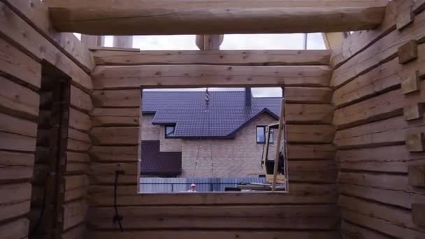 Travaux sur le chantier. Clip. Deux constructeurs dans un casque sur le chantier de construction — Video