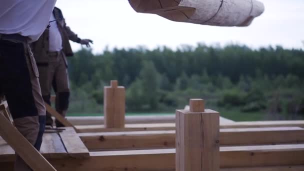 Instalación de vigas de bar para la construcción de casas. Clip. Elementos de materiales de construcción de madera — Vídeos de Stock