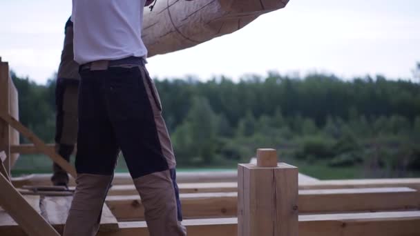Montage von Balken für den Hausbau. Clip. Elemente aus Holzbaustoffen