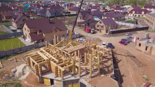 Top view of the process of building a wooden house. Clip. Small unfinished building with wooden ceiling beam on support pipes — Stock Video