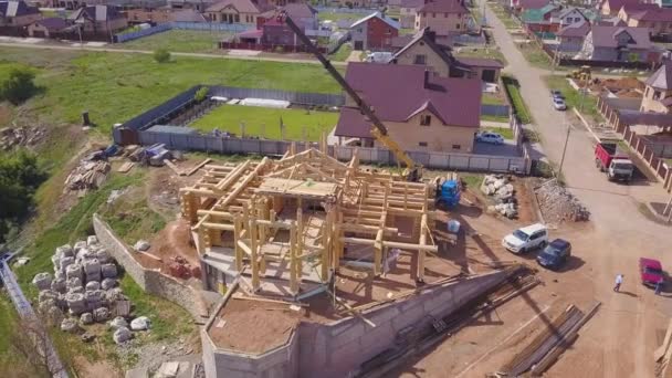 Concepto de construcción de encofrado. Clip. Topview en Edificio familiar incompleto con viga de madera — Vídeos de Stock