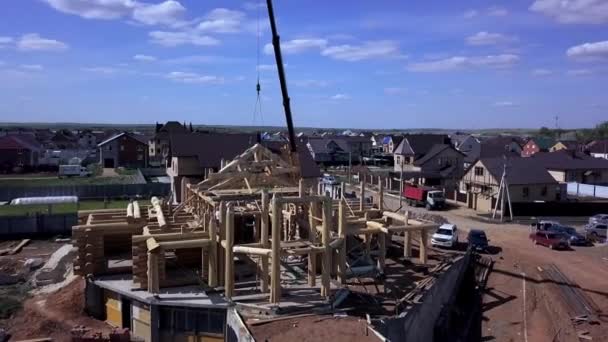 Uma nova casa em construção. Clipe. Vista superior da construção de uma casa de madeira — Vídeo de Stock