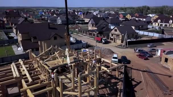 O nouă casă în construcție. Clip. Vedere de sus a construcției unei case din lemn — Videoclip de stoc