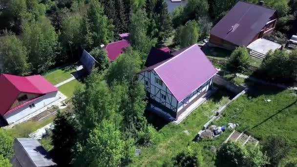 Pueblo aéreo con vista al bosque en verano con buen tiempo. Clip. Vista superior del pueblo en el bosque en verano — Vídeos de Stock