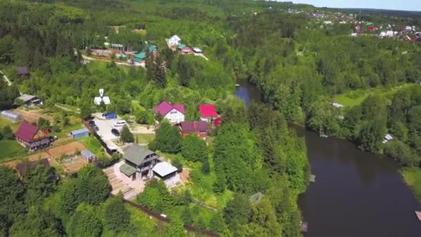 연못이있는 교외의 시골 마을의 최고 전망. 클립. 연못에 의해 국가 주택의 최고 보기 — 비디오