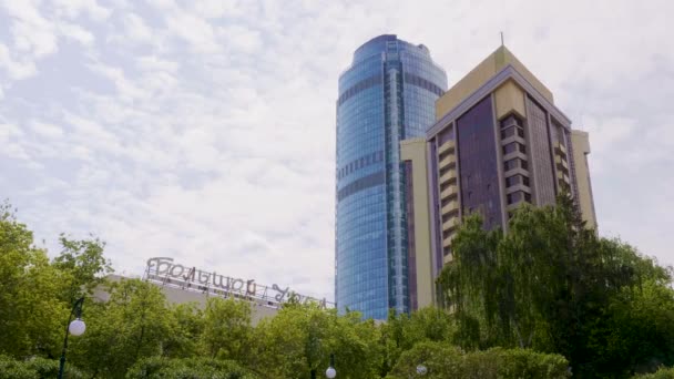 Yekaterinburg, Rusya, -Haziran , 2019: Yekaterinburg'daki gökdelenin şehir görünümü. Stok görüntüleri. Yaz şehir manzarası. Vysotsky Kulesi manzarası — Stok video