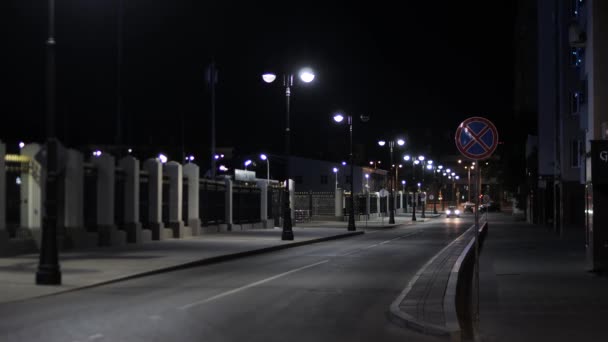 Vista na cidade noturna com luzes. Imagens de stock. As trilhas de luz no fundo do edifício moderno — Vídeo de Stock