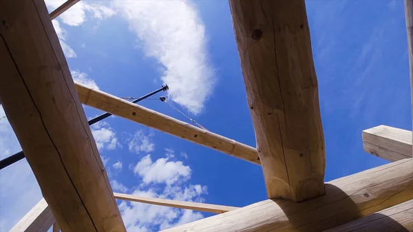 Crane soulève la bûche. Clip. Grue soulève du bois pour la construction d'une maison en bois — Photo