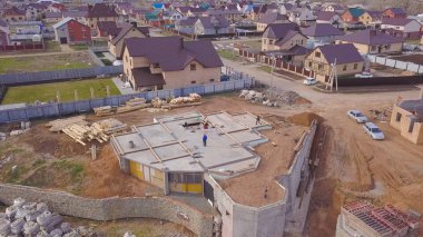 Ahşap bir evin inşaatına başlamak. Klip. Yeni bir çerçeve ev, şantiye inşaatı için temel ahşap çerçeve