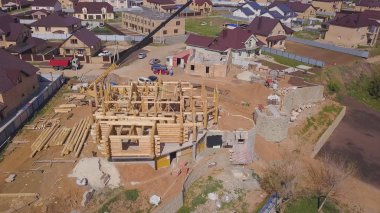 Ahşap bir ev inşa etme sürecinin en iyi görünümü. Klip. Destek boruları üzerinde ahşap tavan kiriş ile küçük bitmemiş bina