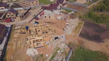 Ahşap bir ev inşa etme sürecinin en iyi görünümü. Klip. Destek boruları üzerinde ahşap tavan kiriş ile küçük bitmemiş bina