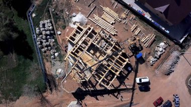 Yapım aşamasında yeni bir ev. Klip. Ahşap bir evin yapımının üst görünümü