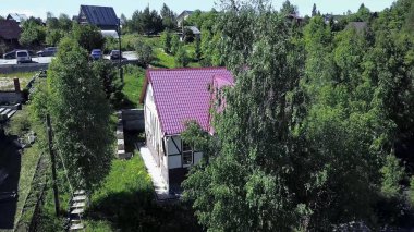 Güzel hava ile yaz aylarında orman manzaralı hava köyü. Klip. Yaz aylarında ormanda köyün üst görünümü