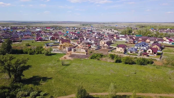 Letecká vesnice s výhledem na les v létě s dobrým počasím. Klip. Letní pohled na vesnici v lese — Stock fotografie