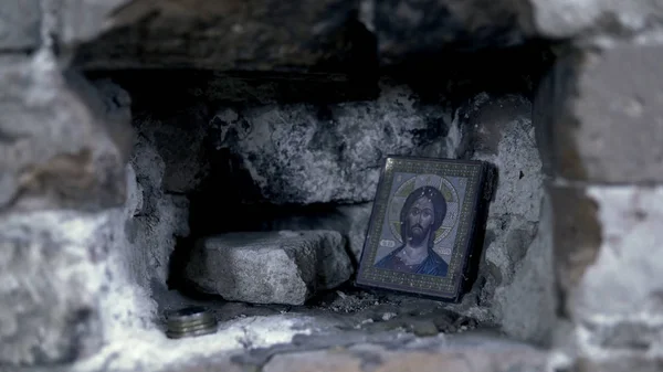岩石墙上的圣图标。镜头。框架中的图标用于祈祷 — 图库照片