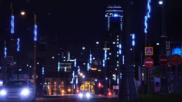 Вид на ночной город с огнями. Запись. Легкие тропы на фоне современного здания — стоковое фото