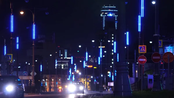 Vista sulla città di notte con luci. Filmati delle scorte. I sentieri luminosi sullo sfondo dell'edificio moderno — Foto Stock