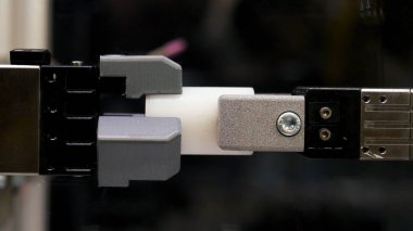 Bulanık arka planda beyaz mineral geçen robot mekanizma için yakın. Medya. İnsan yerine robot çalışıyor, gelecek kavramı.