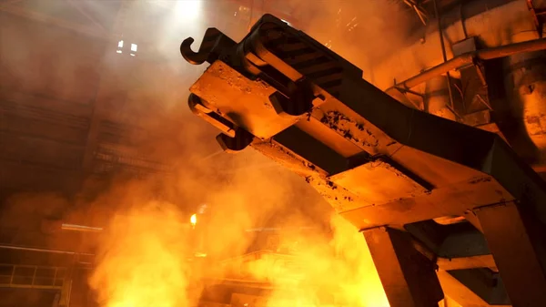 Produção metalúrgica, equipamentos na oficina quente na fábrica, indústria pesada, engenharia. Imagens de stock. Vista para dentro da fábrica de aço . — Fotografia de Stock