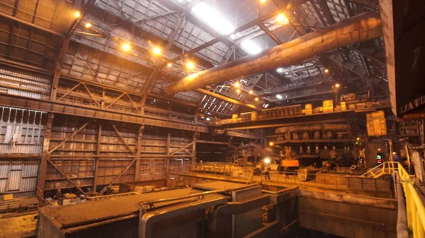 Vista panorámica de las construcciones dentro de la planta metalúrgica de fabricación, concepto de industria pesada. Imágenes de archivo. Tienda caliente en la fábrica . —  Fotos de Stock