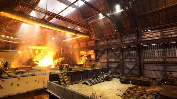 Panoramablick auf die Konstruktionen im Inneren des produzierenden Hüttenwerks, Schwerindustriekonzept. Archivmaterial. Heißer Laden in der Fabrik. — Stockfoto