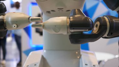 Yüksek teknoloji, otomatik robot ellerini hareket ettiren Expo, fuarda ulusların başarılarıyla yer alıyor. Medya. Modern robot elleri hareket halinde.