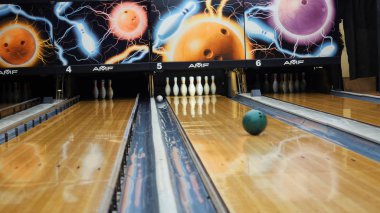 Spor kulübündeki bovling salonunun lobutlarına vuran renkli topun görüntüsü. Medya. Bowling topları makine sistemi konsepti.