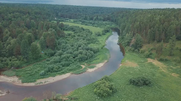 Luftaufnahme des schönen russischen Flusses zwischen grünen Wiesen und Mischwäldern vor bewölktem Himmel an Sommertagen. Archivmaterial. malerischer Blick von oben auf die russische Natur — Stockfoto