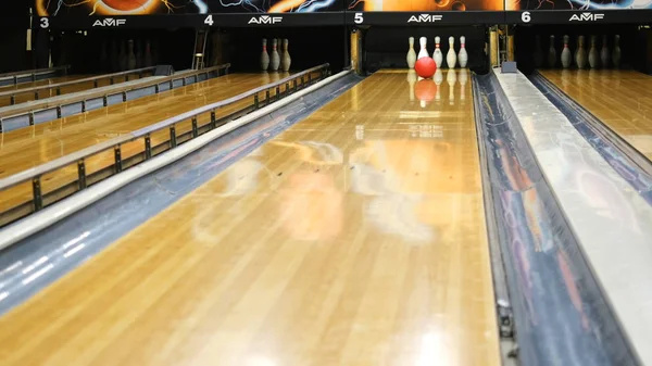 Close-up view of person throwing the bowling ball on bowling alley and trying to get pins down in a sport club. Media. Funny sport weekends in a bowling — 스톡 사진