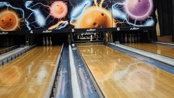 Pohled na barevné koule bít bowling kolíky na bowling v sportovní klub. Média.Koncepce systému bowlingových koulí — Stock fotografie