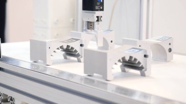 Beyaz otomatik robotik kolun bazı operasyonlar yaparken yakın plan görüntüsü. Medya. Robotik forum sergisinde sunulan farklı çalışan robot koleksiyonu