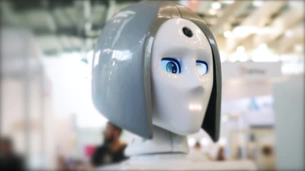Крупный план движущихся и говорящих женщин-роботов с голубыми глазами. СМИ. Различные коллекции роботов представлены на выставке форума робототехники — стоковое видео