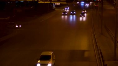Gece şehir otoyolunda araba kullanan lar. Stok görüntüleri. Büyük şehir yollarda gece trafiği araba farları ile aydınlatılmış