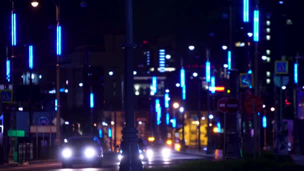 未来都市の高速道路は、夜に点灯します。ストック映像。夜の大都市のランタン道路と近代的な照明。未来的な照明ナイトハイウェイは、未来の都市の印象を作成します — ストック動画