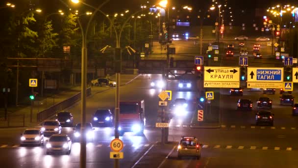 Auta v noci jede po městské dálnici. Skladní záběry. Noční provoz na silnicích velkého města osvětlený reflektory vozů řidiče — Stock video