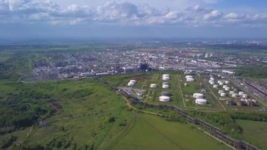 Şehir dışında bulunan sanayi bölgesi yakınında ağaçlar ile alanın havadan görünümü. Klip. Dökme petrol ve benzin depolama için fabrika tankları ve tank çiftliği Amazing görünümü